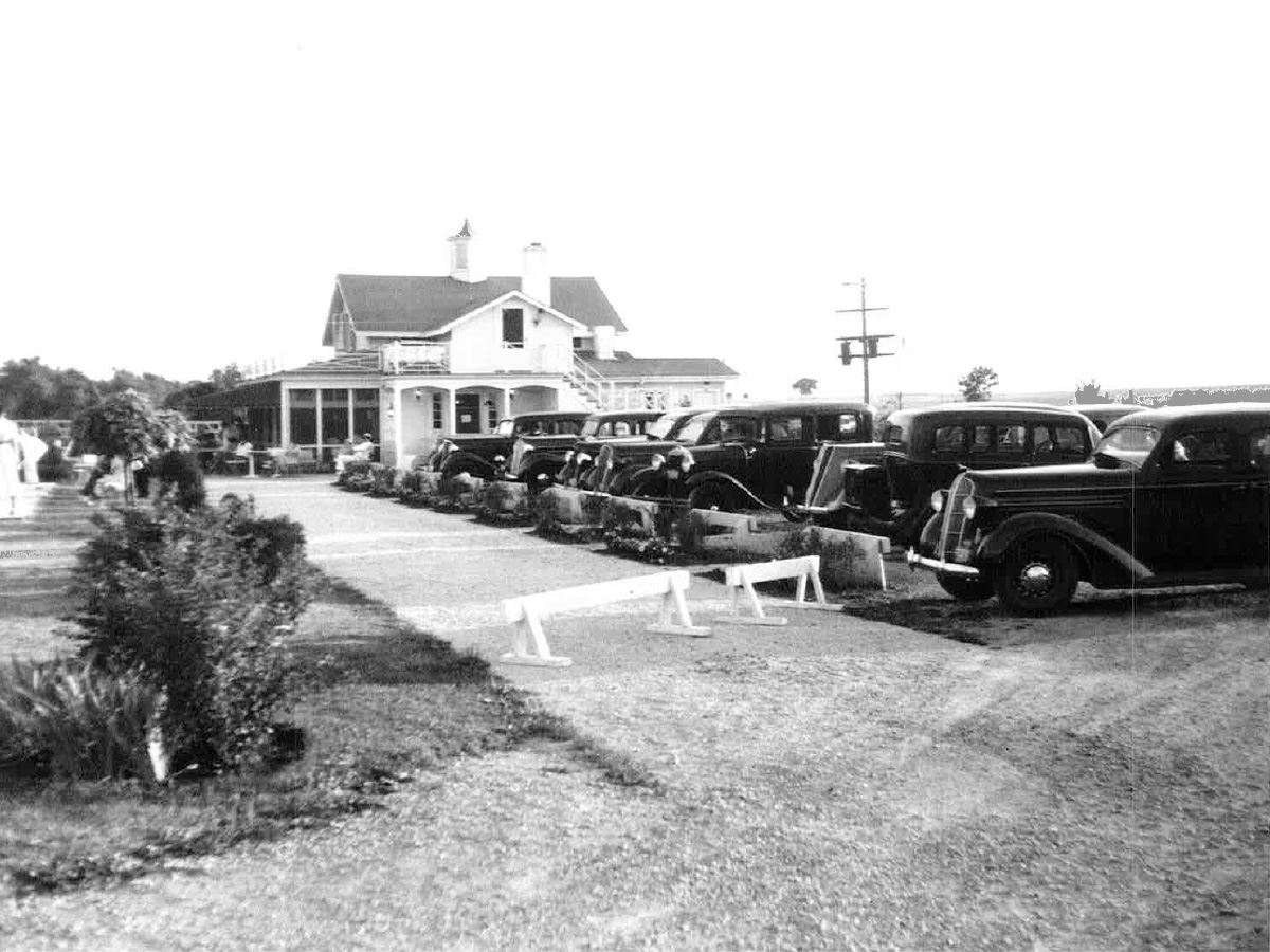 A lot full of cars at White Fence Farm along Route 66